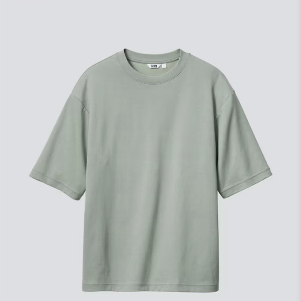 Uniqlo Men's Sage Green Short Sleeve Tee